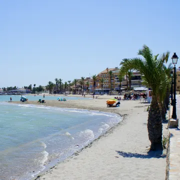 Strand met boulevard Los Alcazares