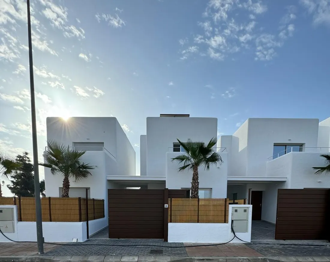De witte Ibiza-stijl gevel van Casa Lita