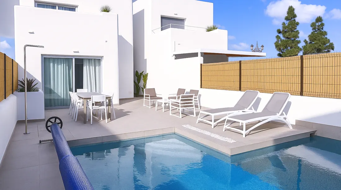 Het privé zwembad met ligbedden en terras voor de witte villa Casa Lita