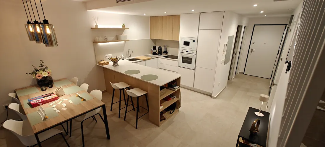 Lichte open keuken met eiland