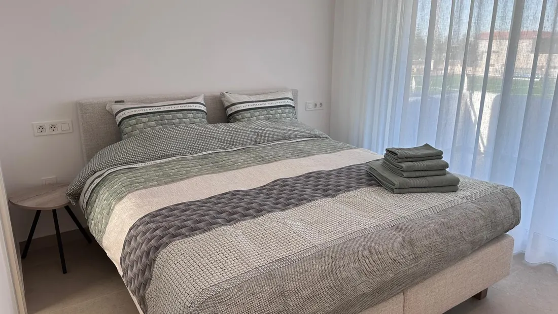 Master bedroom met boxspring van 180x200 cm